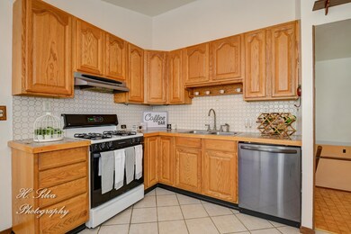 1605 Sacramento Dr, Carpentersville, IL 60110 - photo 6