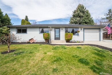 1907 6th St NE, East Wenatchee, WA 98802 - photo 2