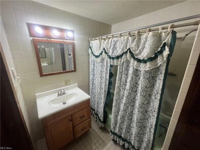 Main level bath