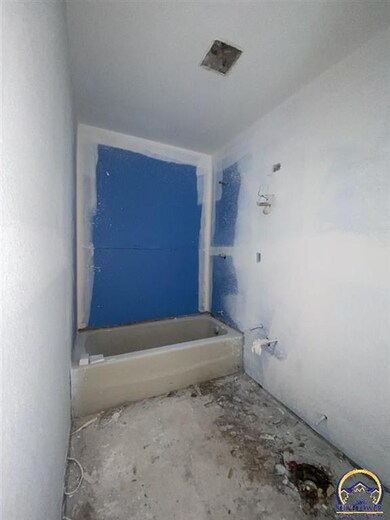 3105 SE Irvingham St, Topeka, KS 66605 - photo 7