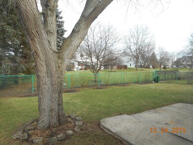 880 Camelot Dr, Crystal Lake, IL 60014 - photo 3