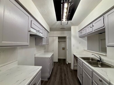 8299 Cambridge St unit 2002, Houston, TX 77054 - photo 3