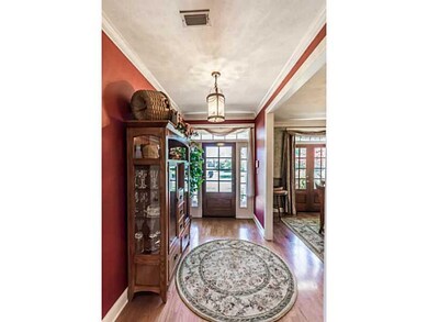 Entry/Foyer.