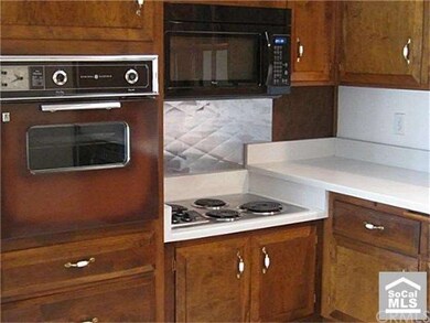 kitchen w/ microwave
