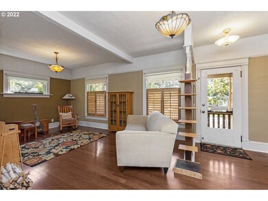 Living Room/Entrance