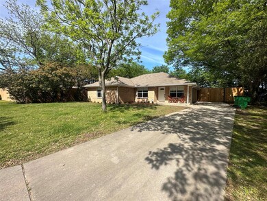 1004 Kent Dr, Gainesville, TX 76240 - photo 2