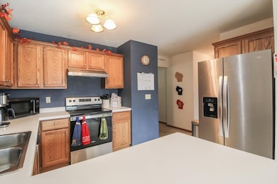 501 Cherokee Ln, Fort Atkinson, WI 53538 - photo 7