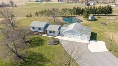 Look at all that parking!  Driveway can accommodat