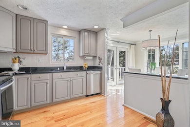 12806 Awbrey Ct, Herndon, VA 20171 - photo 2