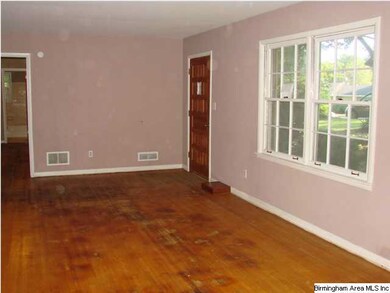 Living room / dining room, with front door in cent