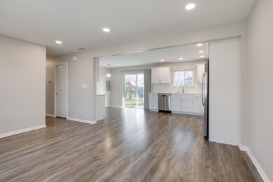 1611 Seminole Ln, Carpentersville, IL 60110 - photo 4