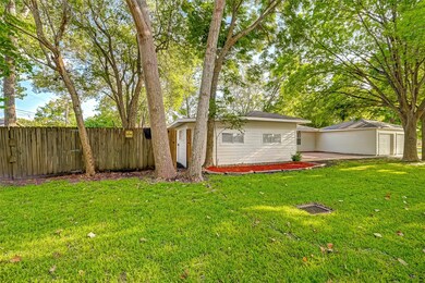 915 Iwo St, Alvin, TX 77511 - photo 2