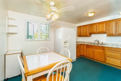 Nice size eat-in kitchen.