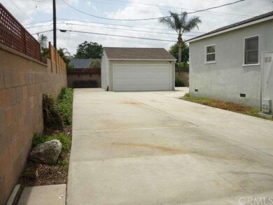 Additional parking or storage next to garage: 842 