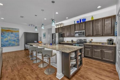 Large Kitchen & eat-in dining