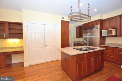 9441 Turnberry Dr, Potomac, MD 20854 - photo 5