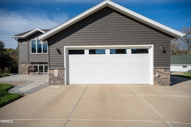 1605 9th Ave SE, Mandan, ND 58554 - photo 4