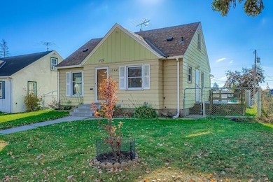 1644 Arlington Ave e - MLS Sized - 004 - 03 Exterior Front.jpg