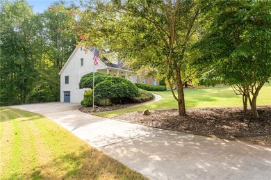 View of front facade featuring a front yard and a 