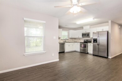 200 Medic Ln unit B, Alvin, TX 77511 - photo 5