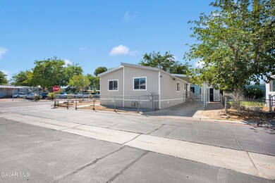 45800 Challenger Way unit 171, Lancaster, CA 93535 - photo 2