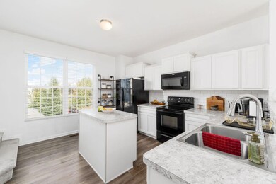 S_-_353_Laurel_Creek_St_-_017