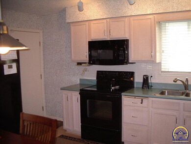 93 SW Pepper Tree Ln, Topeka, KS 66611 - photo 5