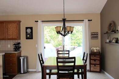 Dining area w/deck