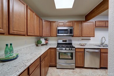 Kitchen W/Gas Range