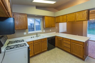 2551 Corona St, Redding, CA 96002 - photo 3