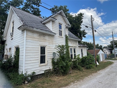 217 11th St NW, Cedar Rapids, IA 52405 - photo 2