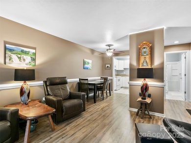 531 Courtwood Ln unit 2, Hendersonville, NC 28739 - photo 4