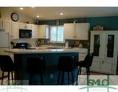Kitchen. Island breakfast bar.