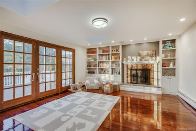 1041 Glen Cove Ave, Roslyn, NY 11576 - photo 4