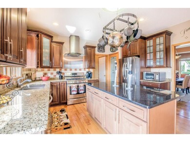 Kitchen offers tile backspash, recessed and under 
