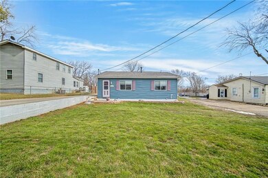 4295 NE 32nd St, Des Moines, IA 50317 - photo 2