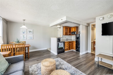 Full Kitchen and Dining Table
