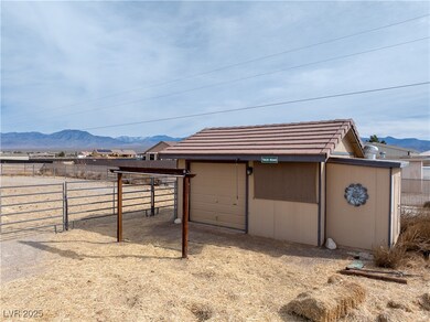 1 car garage/side by side storage, horse storage,