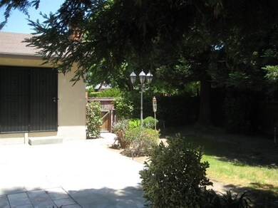 Wide side yard for possible garden between the two