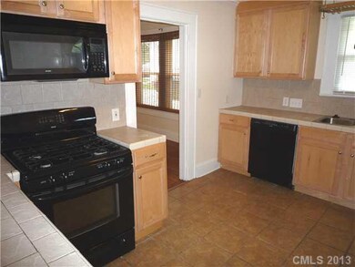 Bathroom - Full Bath - Decorative tile backsplash 