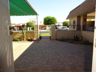 2 GREAT FRONT BRICK PAVED COURTYARD