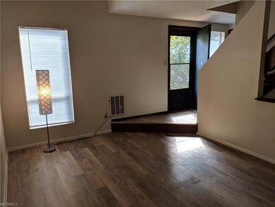 595 Dayton St #7, Akron, OH 44310 Two story,One be