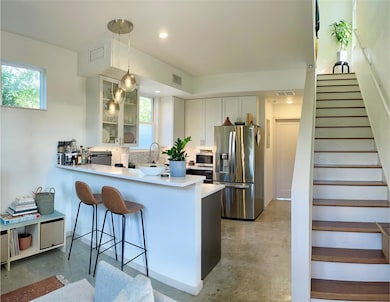 Kitchen with appliances with stainless steel fini