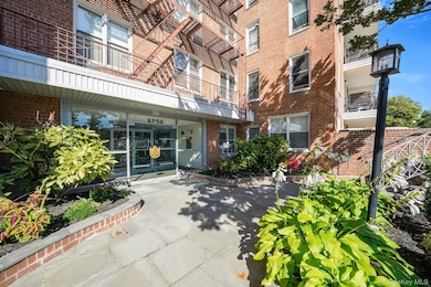 Thornton Place Owners unit 4U, Forest Hills, NY 11375 - photo 2