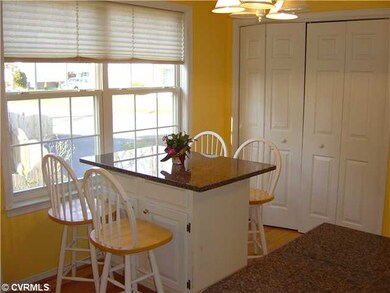 Kitchen - Breakfast Island w Granite!!
