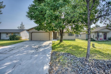 1626 SW 27th St, Redmond, OR 97756 - photo 2