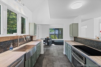 564 Hubbard Rd, Danielson, CT 06239 - photo 7