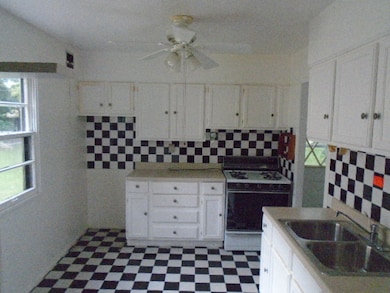 1605 Lyons Ct, Waukegan, IL 60085 - photo 4