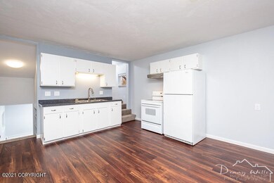 Open concept kitchen/dining area