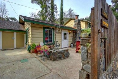  Completely fenced private patio, great for kids a